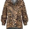 Styleboom Fashion Damen Bluse Satinbluse V-Neck Animalprint Camel Braun Schwarz -Luftig Und Leicht 21106885